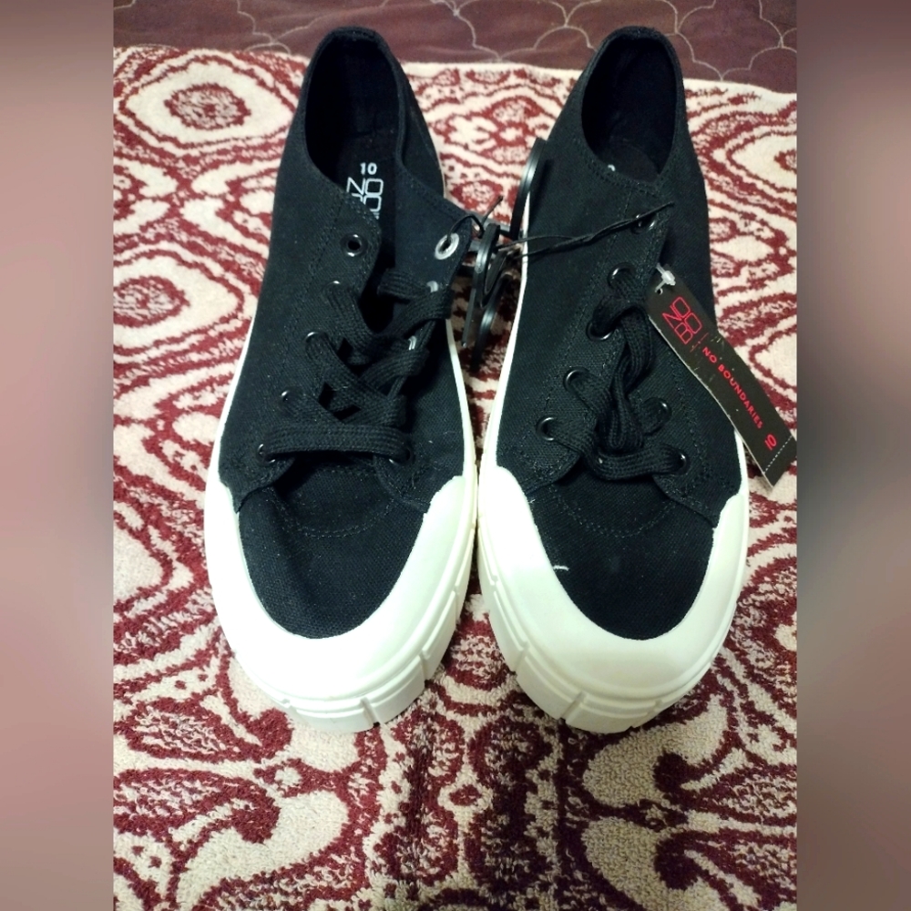 No Boundaries women's canvas tennis shoes, size 20, black and white.